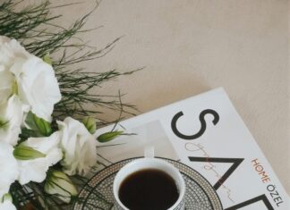 Sade Saç Modeli İçin Toka Önerisi: Şıklığınızı Artıracak Fikirler