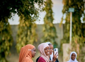 Saç Aksesuarlarıyla Selfie Fikirleri: Harika Pozlar İçin İpuçları